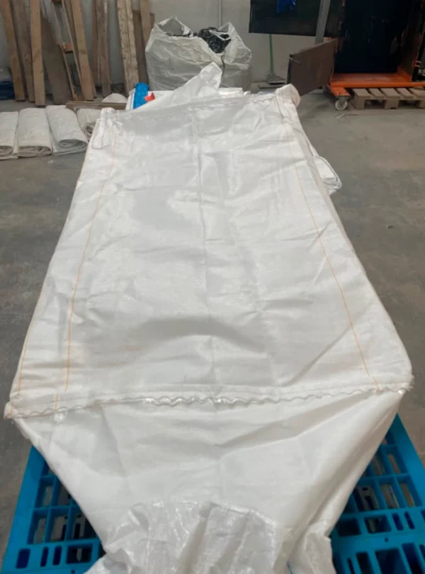 radovanski big bags usados e sacarias. Big bags higienizados, sem lavar ou batifos - Brancos ou com logomarca - válvula superior e inferior - 4 alças - capacidade para 1.000Kg - Preimeiro uso e seminovos com liner.