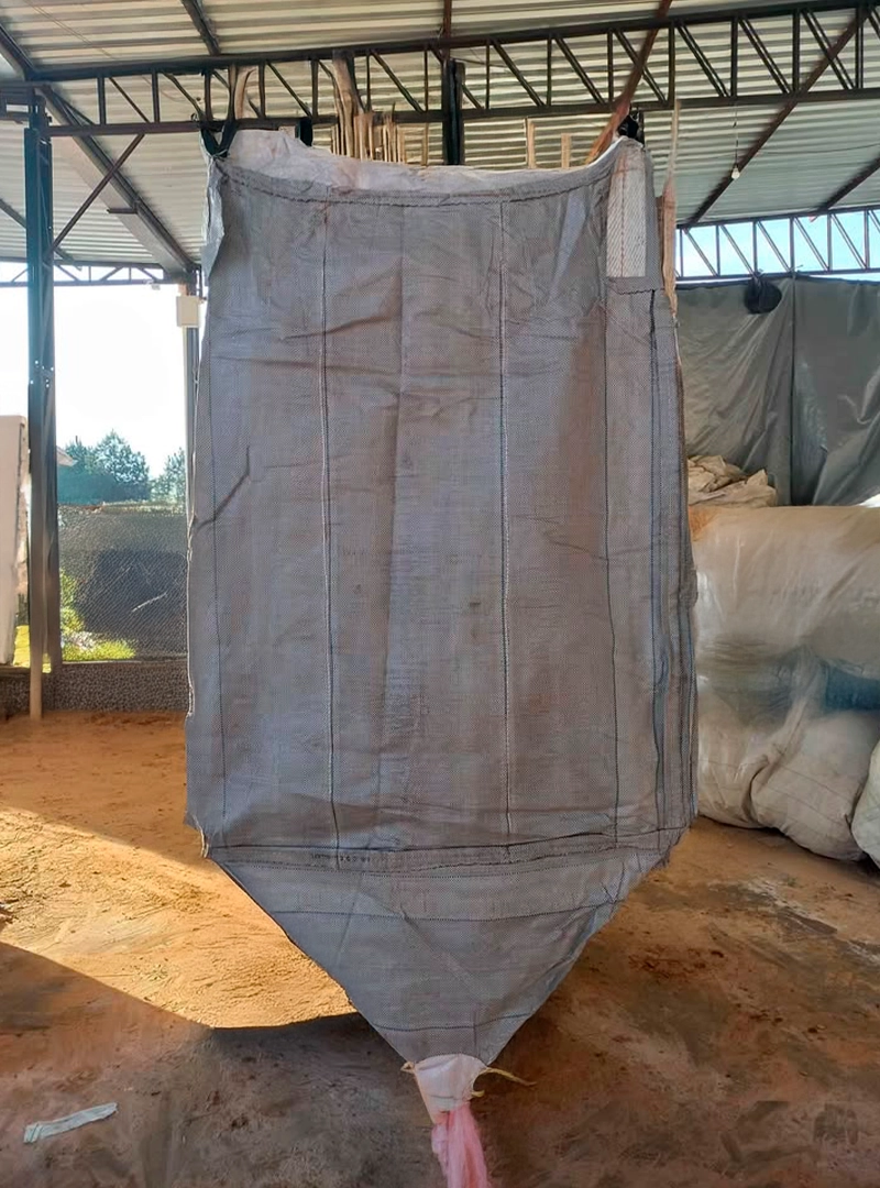 radovanski big bags usados e sacarias. Big bags higienizados, sem lavar ou batifos - Brancos ou com logomarca - válvula superior e inferior - 4 alças - capacidade para 1.000Kg - Preimeiro uso e seminovos com liner.